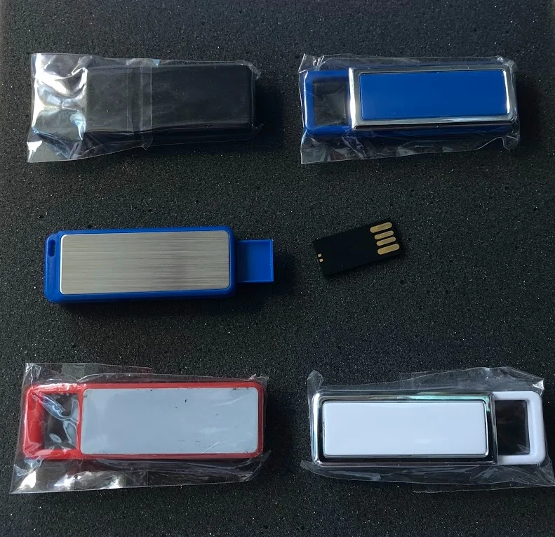 Nové výsuvné reklamní USB disky reklamní branding - K dodání v různých barevných provedeních a kombinacích kovu a plastu