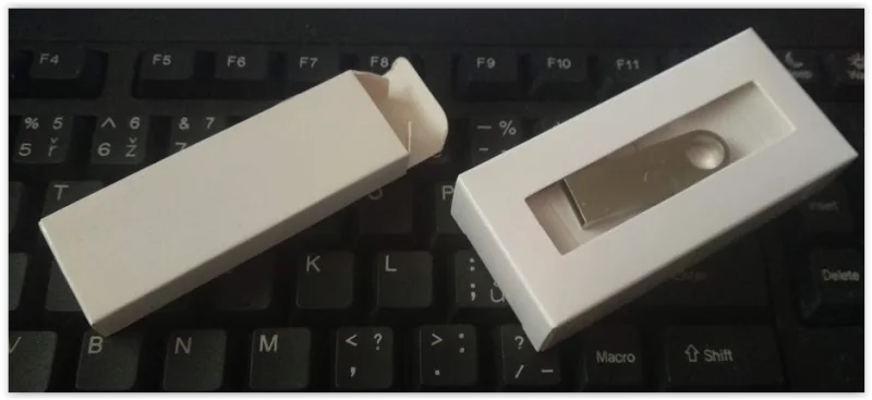 Papírové krabičky pro reklamní flash disky - Kromě krabiček bývají skladem obvykle USB disky ve stříbr. matné barvě, MK1 128M...