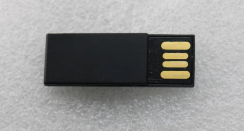 Plastová sponka s USB flash diskem