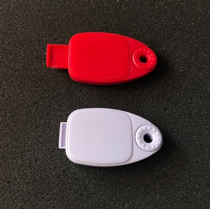 Plastové USB disky s výsuvným mechanismem - USB konektor se vysouvá pomocí otáčení ovládacího kolečka. Plast je k dodání v r...