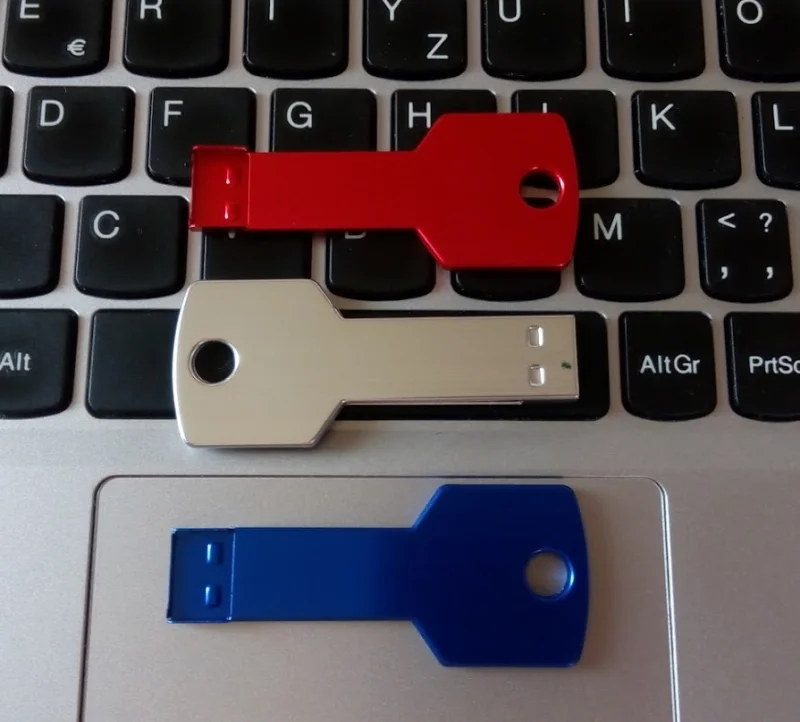 Reklamní flash disky ve tvaru klíčů, silver, modré i červené - Silver, modré i červené USB klíče bývají skladem i v EU pro rychlé dodání s loge...