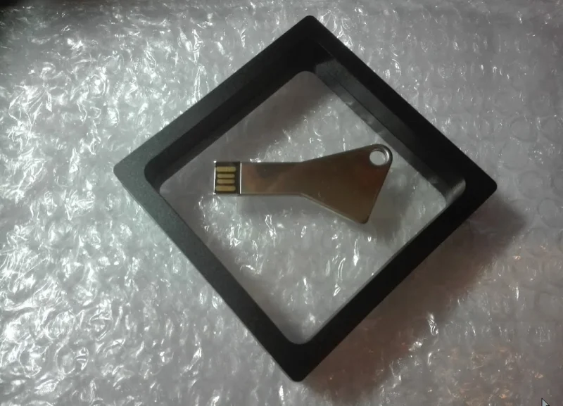 Reklamní USB klíč v černém rámečku s folií - Rámečky k dodání v různých velikostech a tvarech.