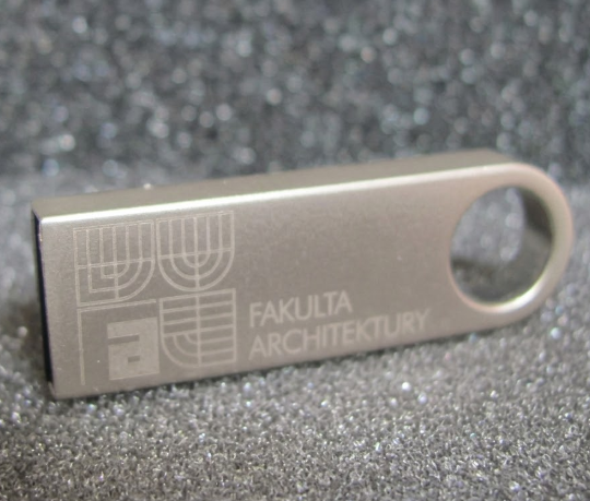 reklamní USB MK1 a ukázka světlého laseru loga - Decentní světlé gravírování loga laserem na modelu MK1.