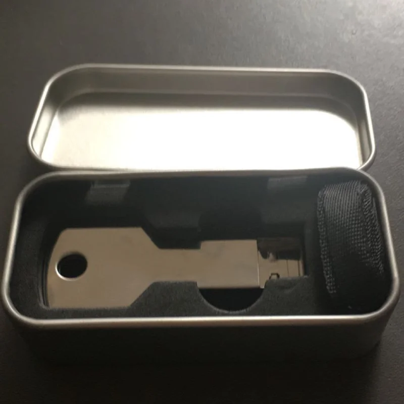 USB flash disk tvaru klíče v kovové krabičce - Kromě reklamní USB klíče je možné do krabičky přibalit i poutko na krk (lanyard)...