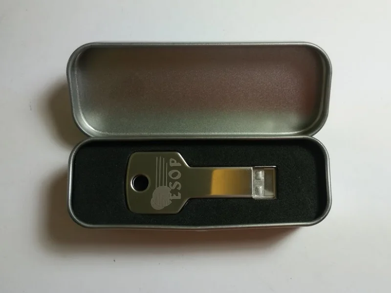 USB klíč kovové krabičce, světlé reklamní logo laserem - Ukázka světlého laseru na USB klíč v kovové krabičce