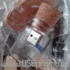 Lahvička s USB diskem v korkové zátce