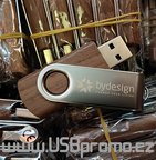 ukázka světlého reklamního laseru na otoč. dřevěném USB