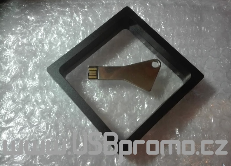 Reklamní USB klíč v černém rámečku s folií