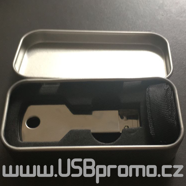 USB flash disk tvaru klíče v kovové krabičce
