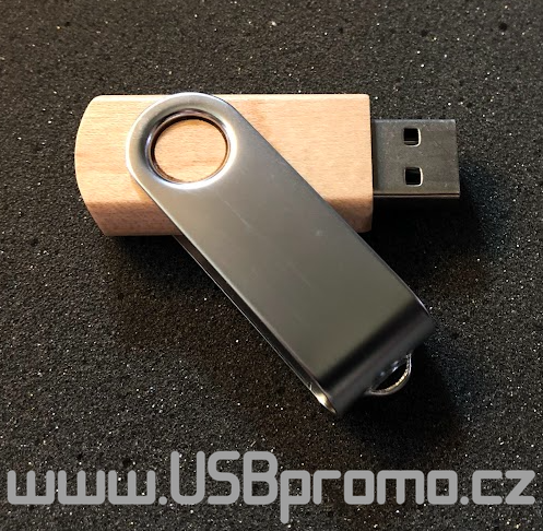 Dřevěný flash disk s otočnou kovovou krytkou